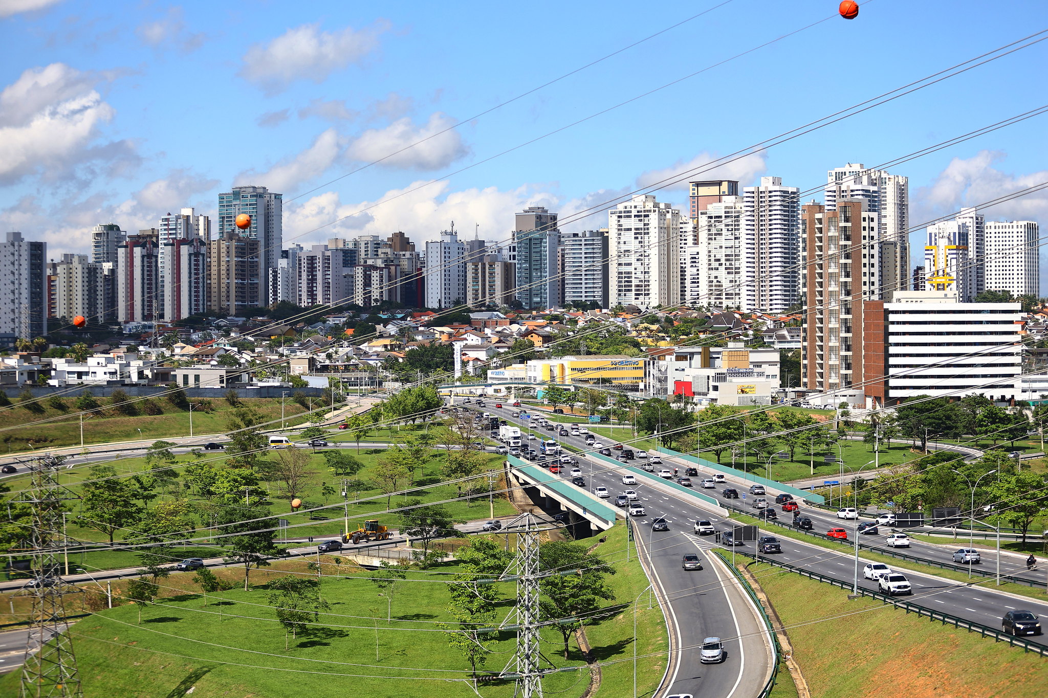 Ao padronizar procedimentos, a Prefeitura fortalece um ecossistema favorável à geração de empregos e à atração de investimentos