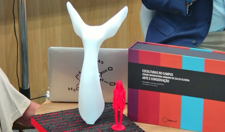 Miniatura do Monumento à Liberdade, instalado em frente ao Hospital Universitário da USP, impresso em 3D pela equipe do projeto Sentir para conhecer. Reprodução: Youtube/Pró-Reitoria de Cultura e Extensão da USP