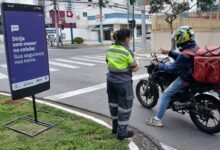 Agentes da mobilidade entregaram panfletos educativos e orientaram condutores durante a ação do Dia D