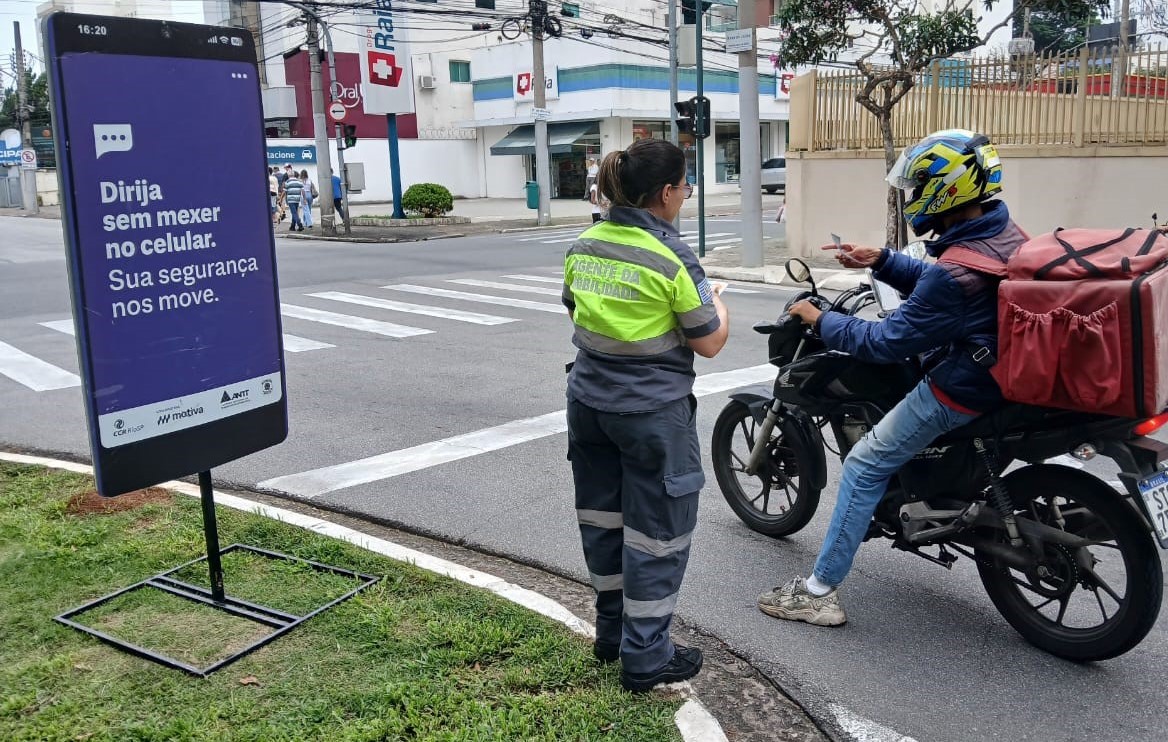 Agentes da mobilidade entregaram panfletos educativos e orientaram condutores durante a ação do Dia D