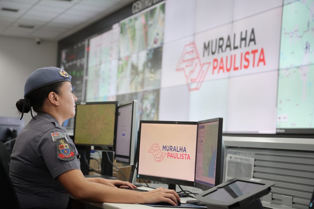 Com imagens dos drones, a polícia tem a possibilidade de cruzar dados com ferramentas de Inteligência Artificial, de reconhecimento facial e leitura de placas, aumentando as chances de reconhecimento e prisão dos criminosos