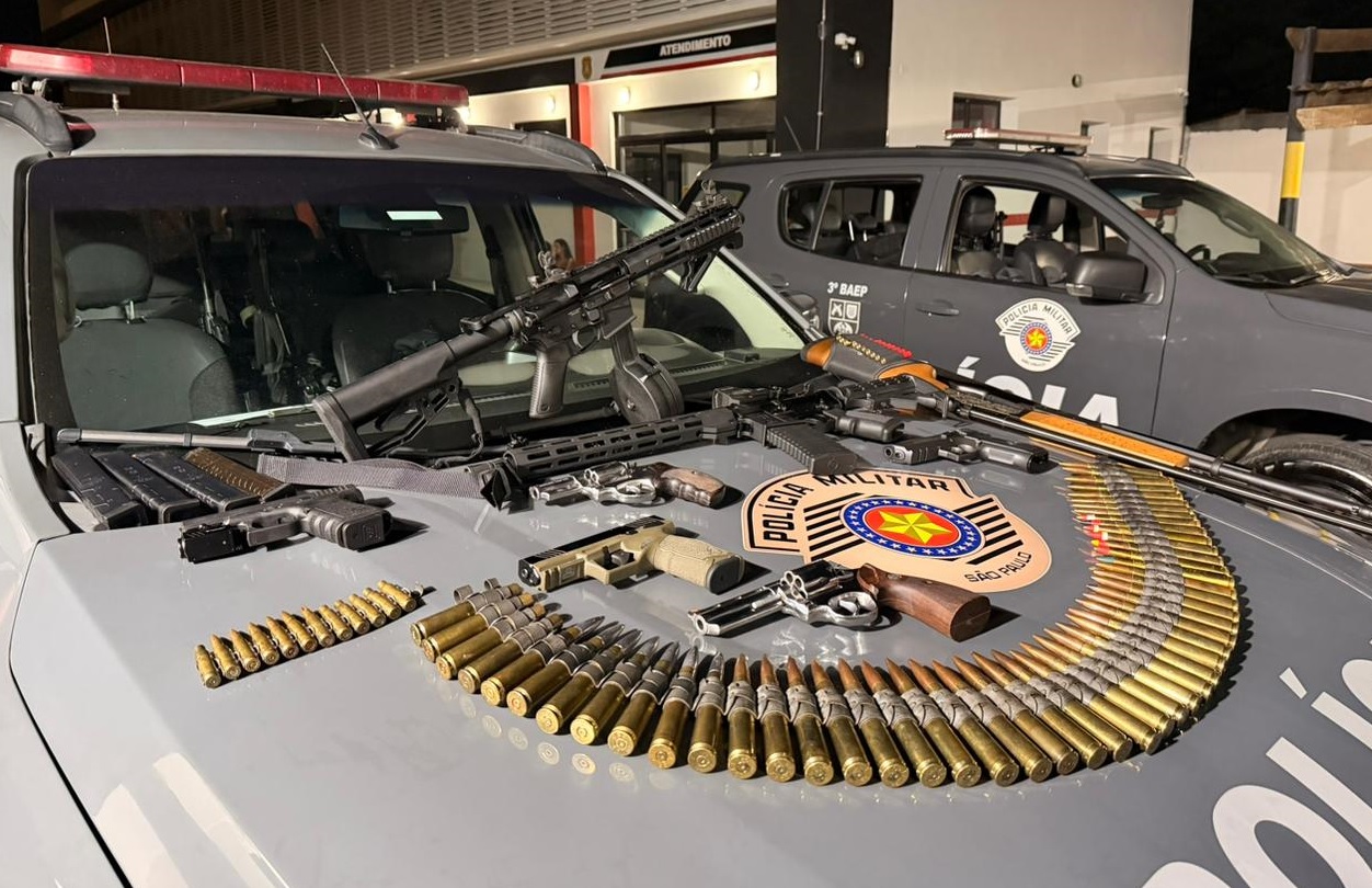 Homem é preso com fuzis e espingardas e mais de 1,5 mil munições em Caraguatatuba