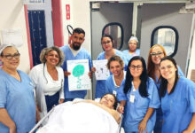 Equipe do Hospital Municipal saudando o primeiro bebê de 2026 em São José dos Campos