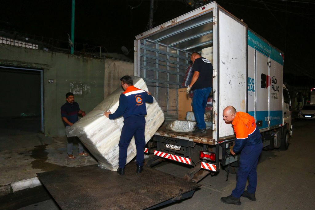 Governo de São Paulo envia 2,1 mil itens de ajuda humanitária após chuvas em Mongaguá