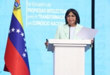 Delcy Eloína Rodríguez Gómez, de 56 anos, é um quadro histórico do chavismo e mulher de confiança do presidente sequestrado Nicolás Maduro.