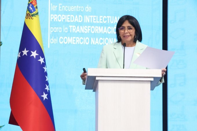 Delcy Eloína Rodríguez Gómez, de 56 anos, é um quadro histórico do chavismo e mulher de confiança do presidente sequestrado Nicolás Maduro.