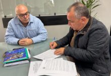 Na foto, prefeito Ricardo Piorino com o presidente do Sindicato dos Servidores Públicos, Paulo Henrique Fernandes de Oliveira Netto, durante assinatura do primeiro Acordo Coletivo, em julho de 2025