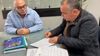 Na foto, prefeito Ricardo Piorino com o presidente do Sindicato dos Servidores Públicos, Paulo Henrique Fernandes de Oliveira Netto, durante assinatura do primeiro Acordo Coletivo, em julho de 2025