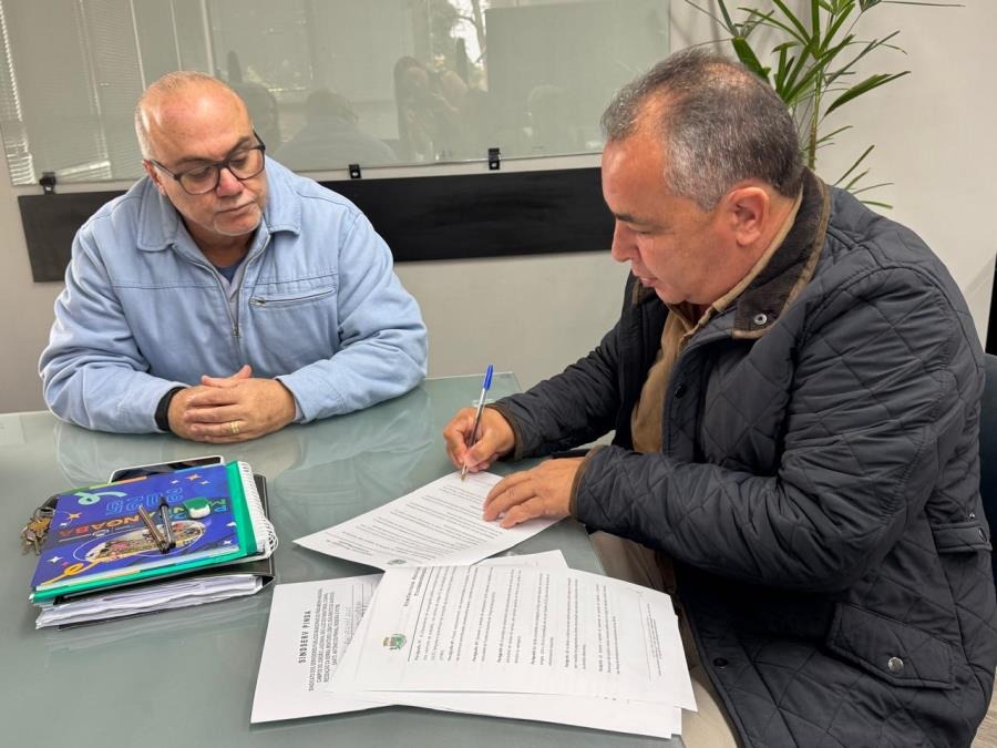 Na foto, prefeito Ricardo Piorino com o presidente do Sindicato dos Servidores Públicos, Paulo Henrique Fernandes de Oliveira Netto, durante assinatura do primeiro Acordo Coletivo, em julho de 2025