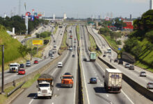 A partir de segunda (12), um trecho de via na marginal Dutra sentido Rio de Janeiro, em frente ao ValeSul Shopping, (região sul) será interditado; previsão é de 15 dias, com alterações no trânsito