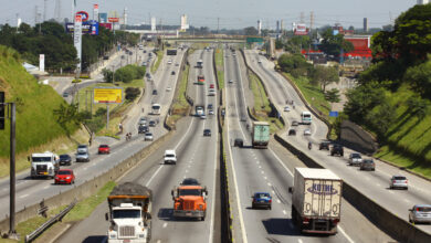 A partir de segunda (12), um trecho de via na marginal Dutra sentido Rio de Janeiro, em frente ao ValeSul Shopping, (região sul) será interditado; previsão é de 15 dias, com alterações no trânsito