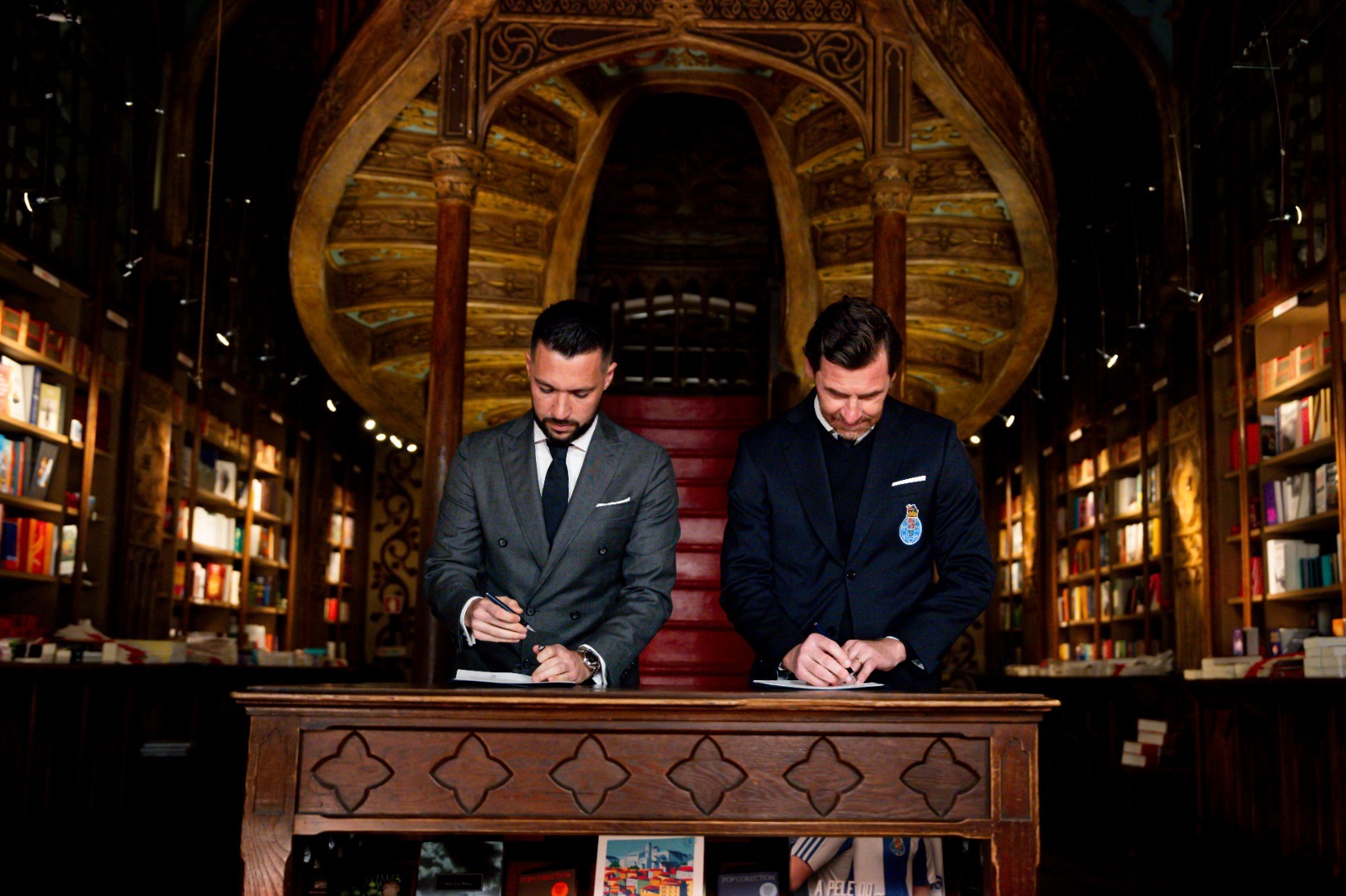 Francesco Farioli e o presidente Villas-Boas chegaram a acordo para a renovação por mais um ano