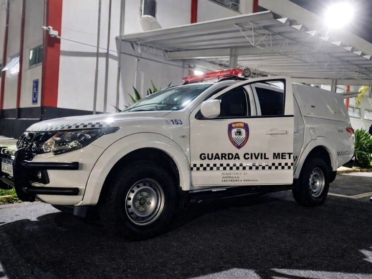 Viatura da Guarda Civil Metropolitana em ação noturna em Pindamonhangaba