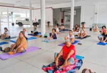Aulas gratuitas de yoga retornaram a Tremembé no dia 15 de janeiro, com encontros no Horto Municipal e no Centro de Eventos.
