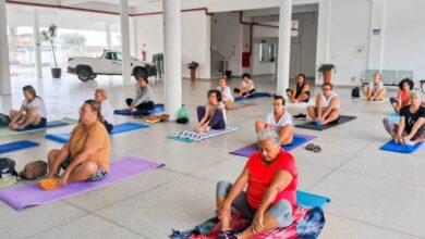 Aulas gratuitas de yoga retornaram a Tremembé no dia 15 de janeiro, com encontros no Horto Municipal e no Centro de Eventos.
