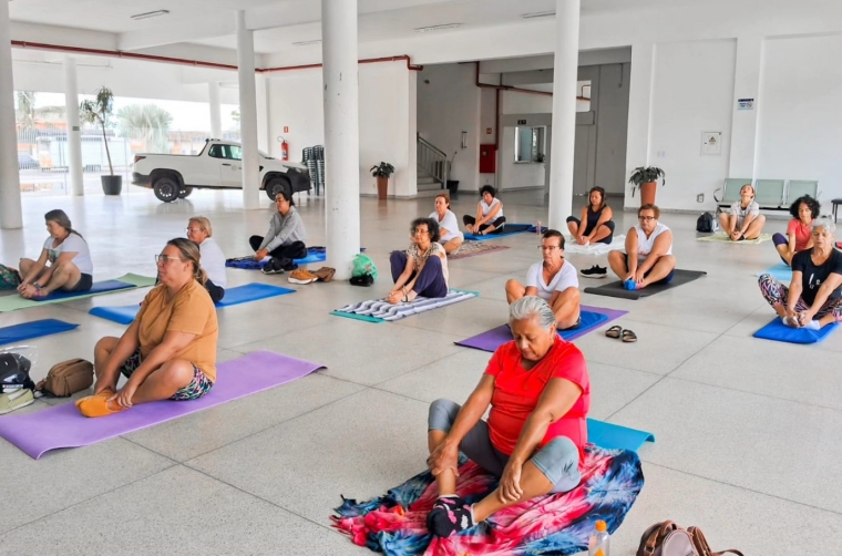 Aulas gratuitas de yoga retornaram a Tremembé no dia 15 de janeiro, com encontros no Horto Municipal e no Centro de Eventos.