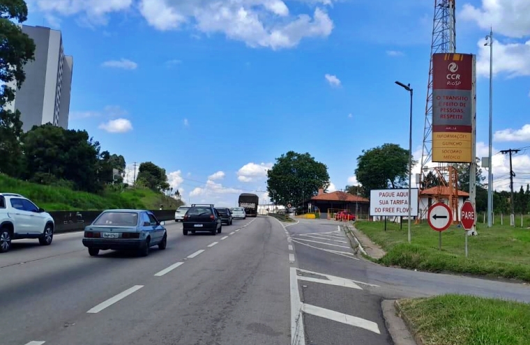 A via liga São Paulo ao Rio de Janeiro e é um dos principais corredores rodoviários do País.