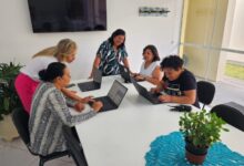 Idosos utilizando computadores no Centro de Convivência do Idoso de Tremembé