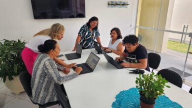 Idosos utilizando computadores no Centro de Convivência do Idoso de Tremembé