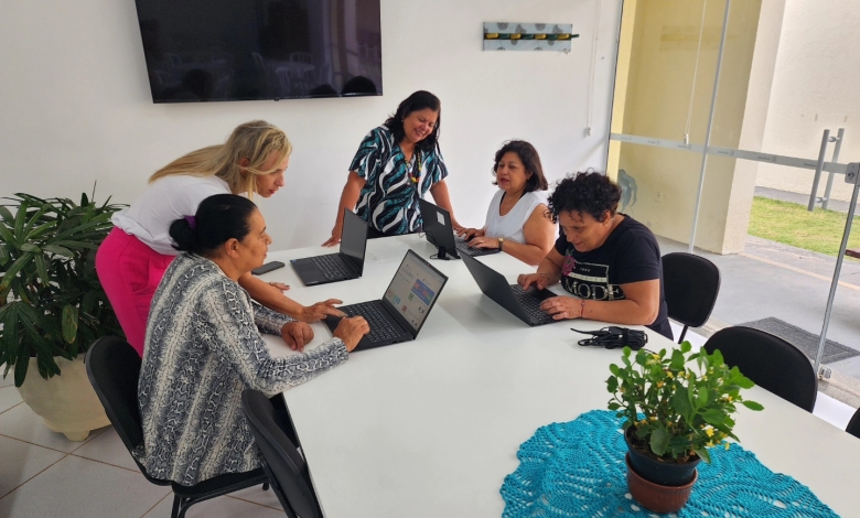 Idosos utilizando computadores no Centro de Convivência do Idoso de Tremembé