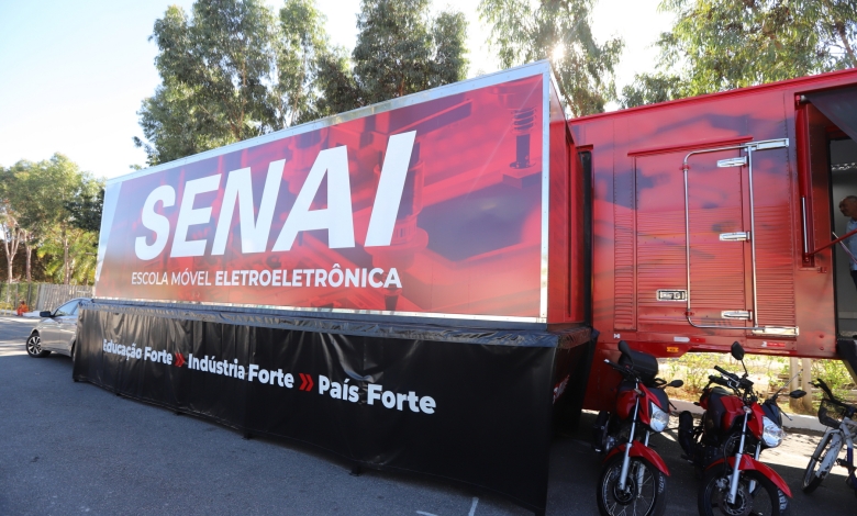 Carreta móvel do Senai com curso de reparação elétrica em Jacareí