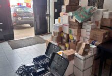 No bagageiro os policiais encontraram 151 caixas com diversos produtos farmacêuticos, entre eles canetas emagrecedoras