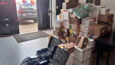 No bagageiro os policiais encontraram 151 caixas com diversos produtos farmacêuticos, entre eles canetas emagrecedoras