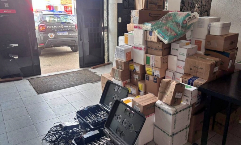 No bagageiro os policiais encontraram 151 caixas com diversos produtos farmacêuticos, entre eles canetas emagrecedoras
