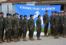 Cadetes femininas da AMAN durante solenidade histórica na Arma de Comunicações do Exército Brasileiro