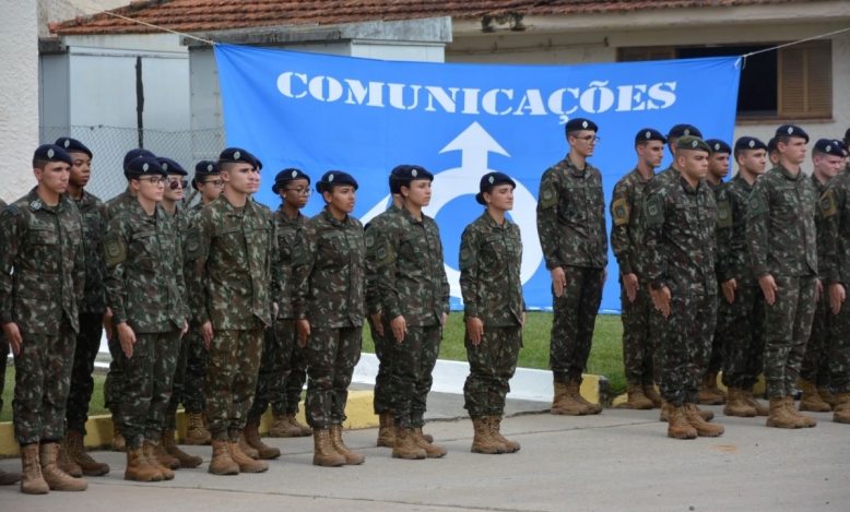 Cadetes femininas da AMAN durante solenidade histórica na Arma de Comunicações do Exército Brasileiro