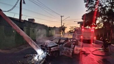Bombeiros combatem incêndio em veículo após colisão contra poste em Caçapava