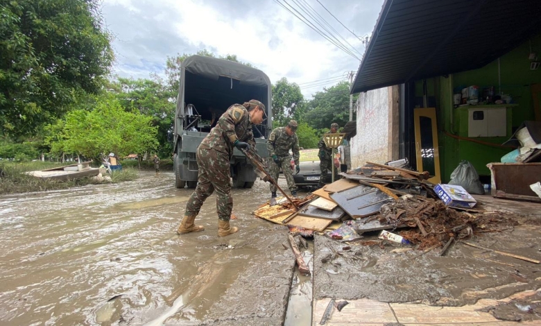 Militares do Exército atuam na limpeza de áreas atingidas pela chuva em Taubaté