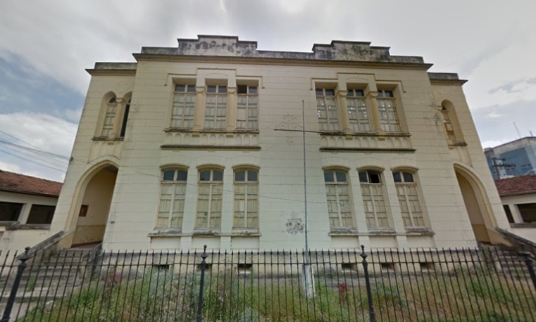 Fachada do Grupo Escolar Dr. Lopes Chaves, prédio histórico de Taubaté que será restaurado